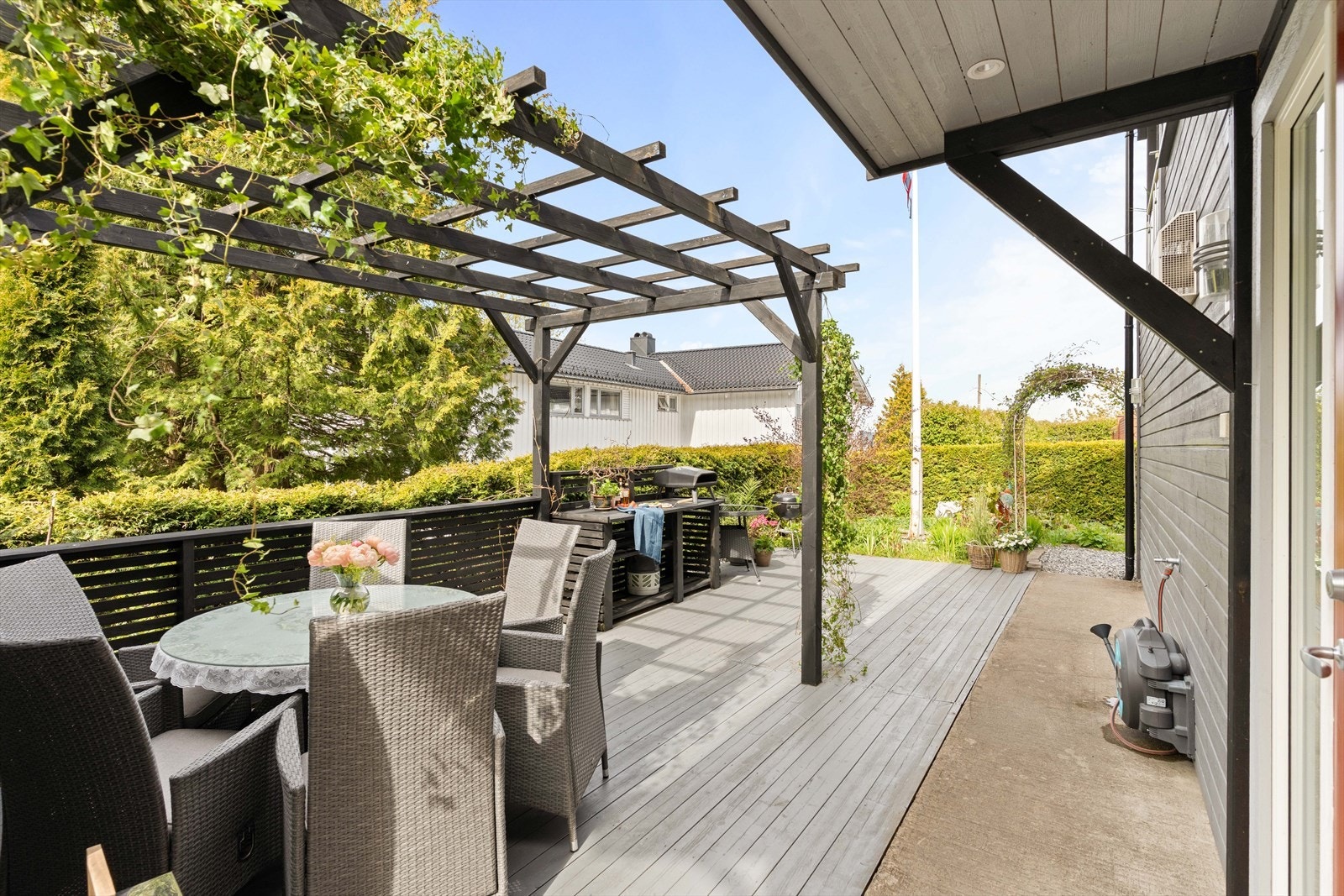 Stor terrasse med spiseplass under pergola. Her er det gode muligheter for sommermåltider og sosialt samvær. Galleribilde