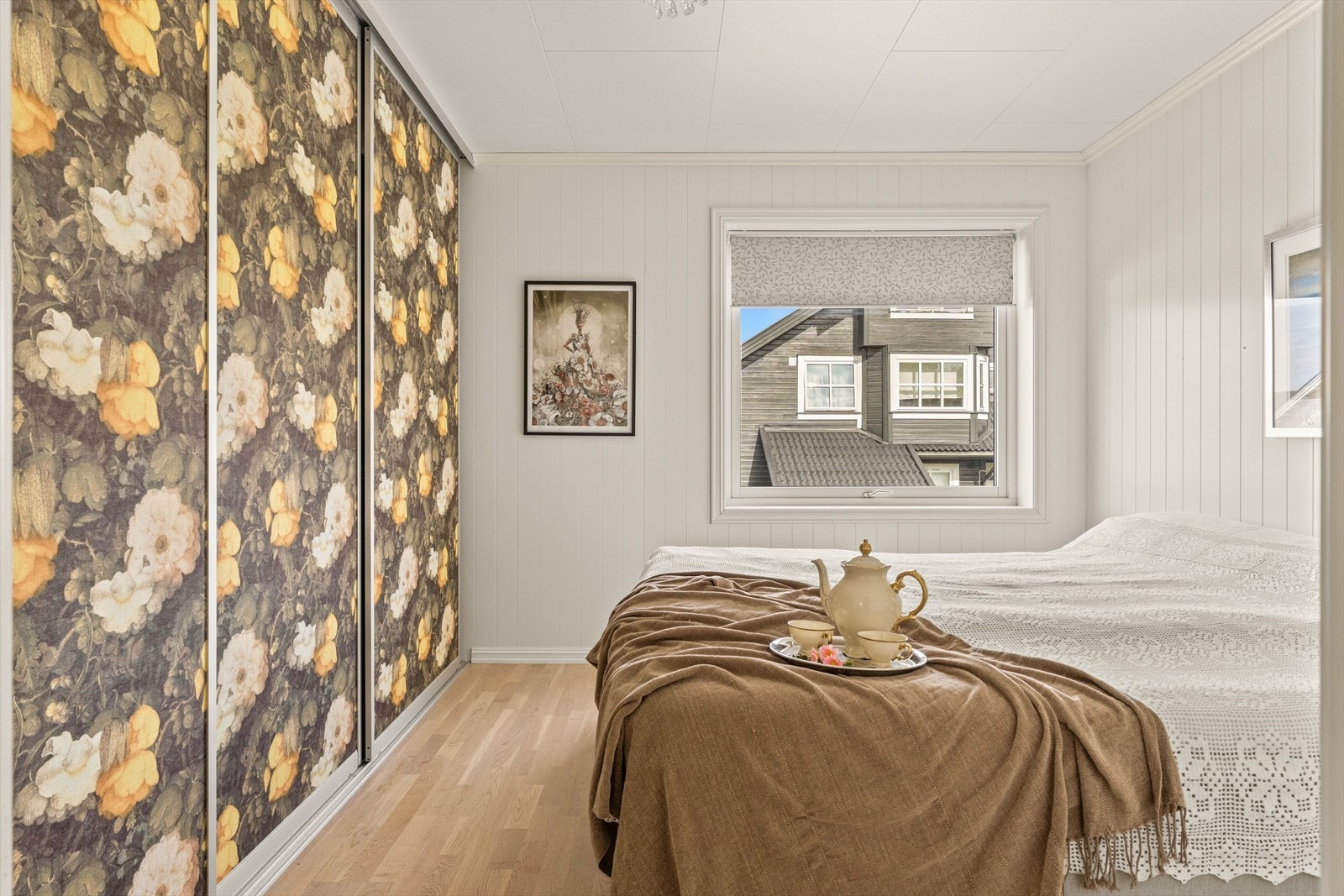 Soverom med plass til dobbeltseng og nattbord. Rommet har en lun atmosfære og dekorativ skyvedørsgarderobe. (Skyvedørene kan snus om til en ensfarget overflate) Galleribilde