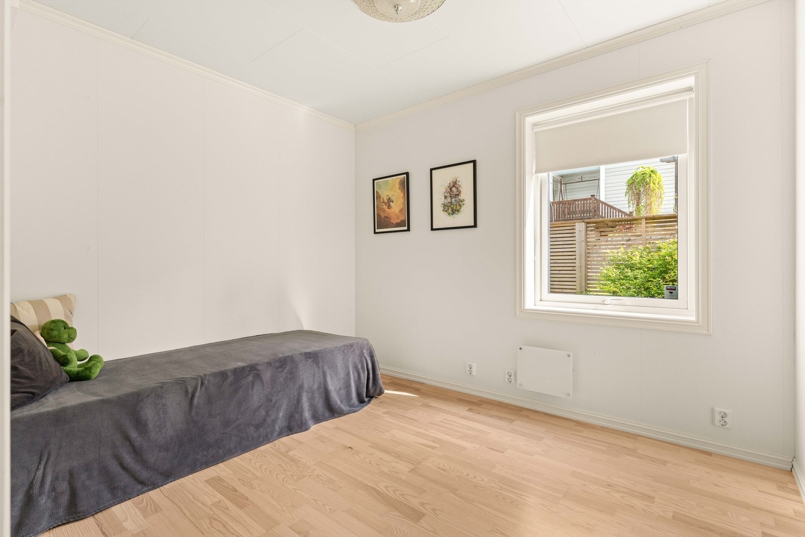 Romslig soverom med plass til seng, skrivebord eller oppbevaring. Et fleksibelt rom som kan tilpasses ulike behov. Galleribilde