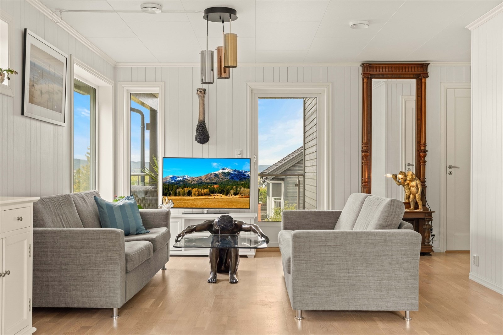 Stuen har direkte utgang til overbygget balkong/terrasse. Her er det enkelt å kombinere inne- og uteliv. Galleribilde