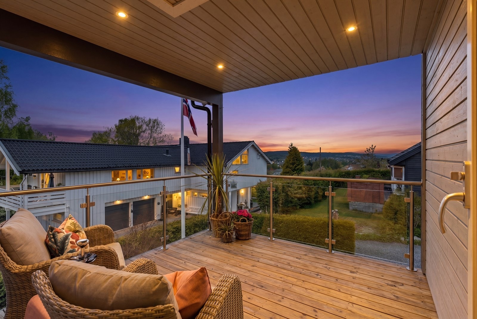 Romslig terrasse med flott utsikt og gode solforhold. Et perfekt sted for rolige kvelder med fantastiske solnedganger! Galleribilde
