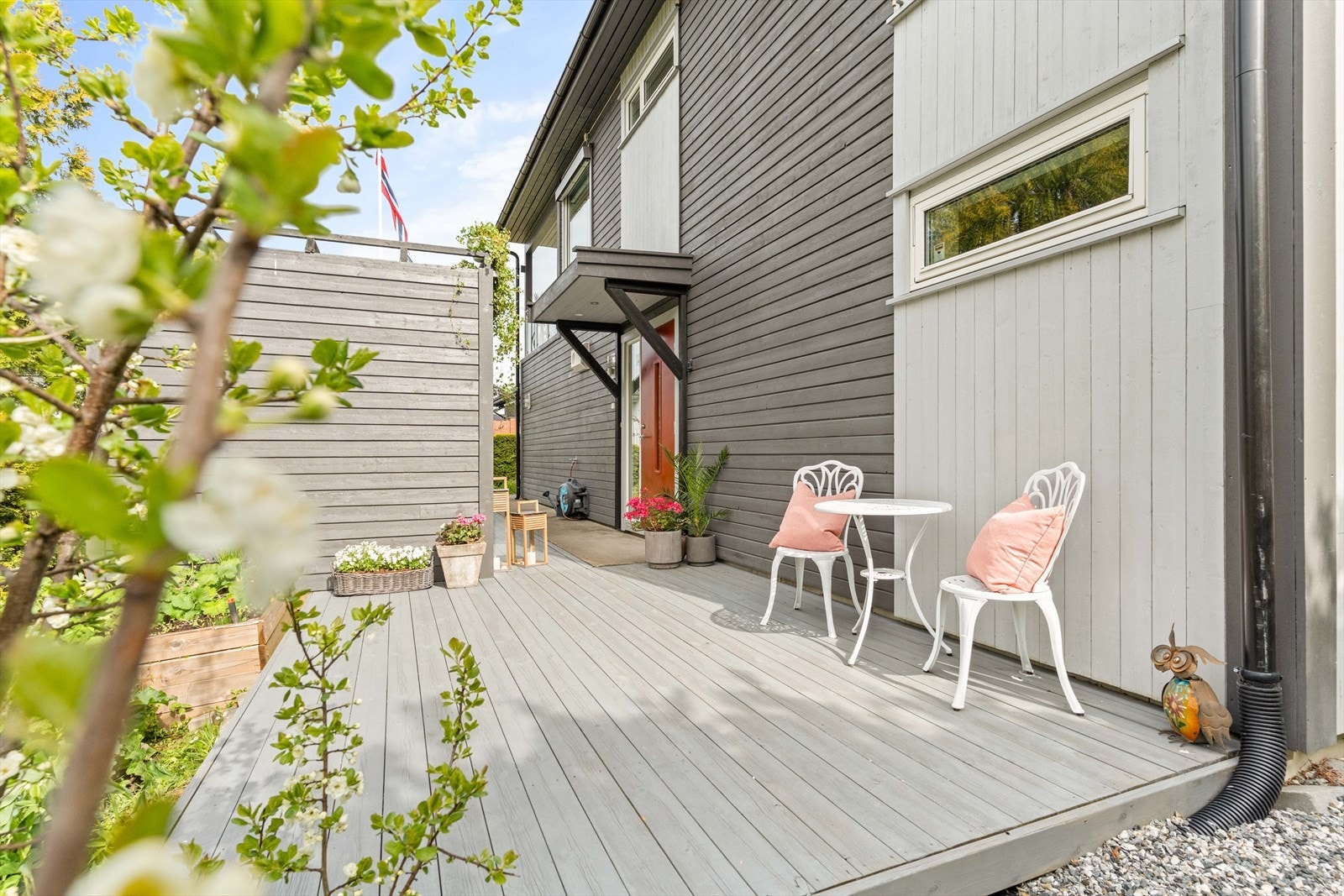 På andre siden av skilleveggen er det videre plass til en hyggelig loungegruppe, samt tilgang til hagen som strekker seg rundt boligens to vegger. Galleribilde