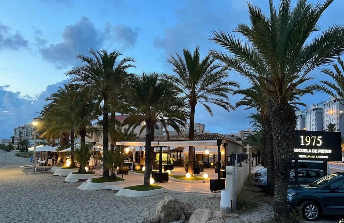 Den flotte restauranten; Escuela de Pieters ligger tvers over gaten. Galleribilde