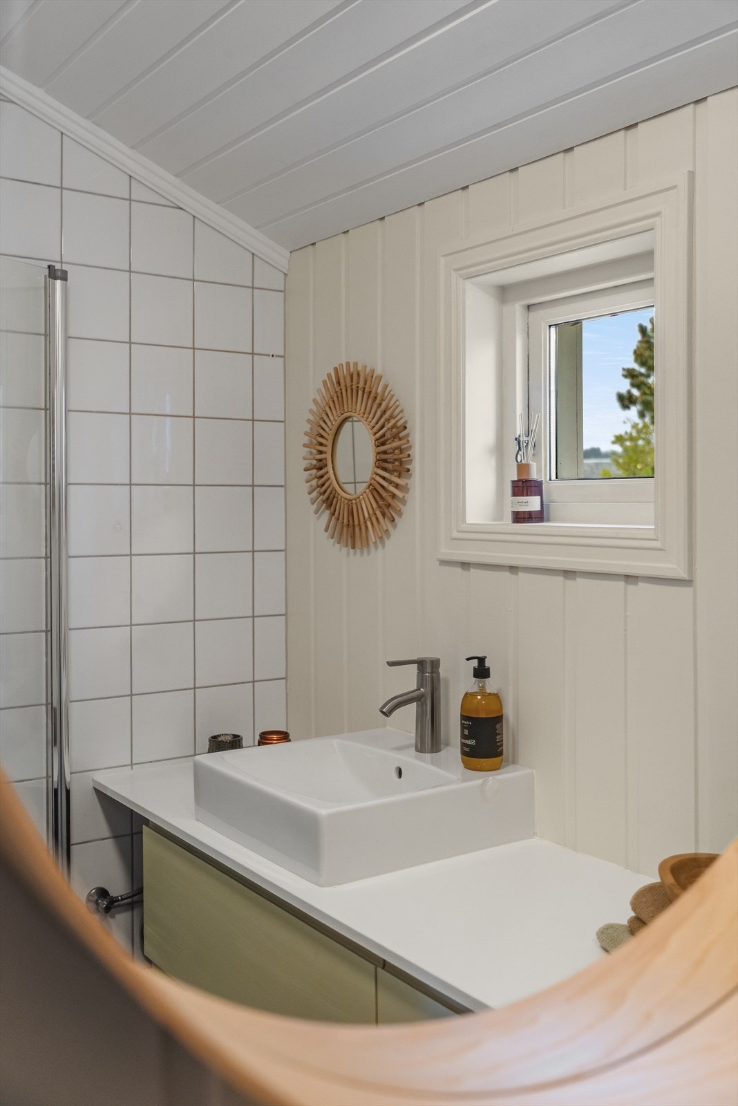 Rommet ventileres med en elektrisk avtrekksvifte i veggen. Galleribilde