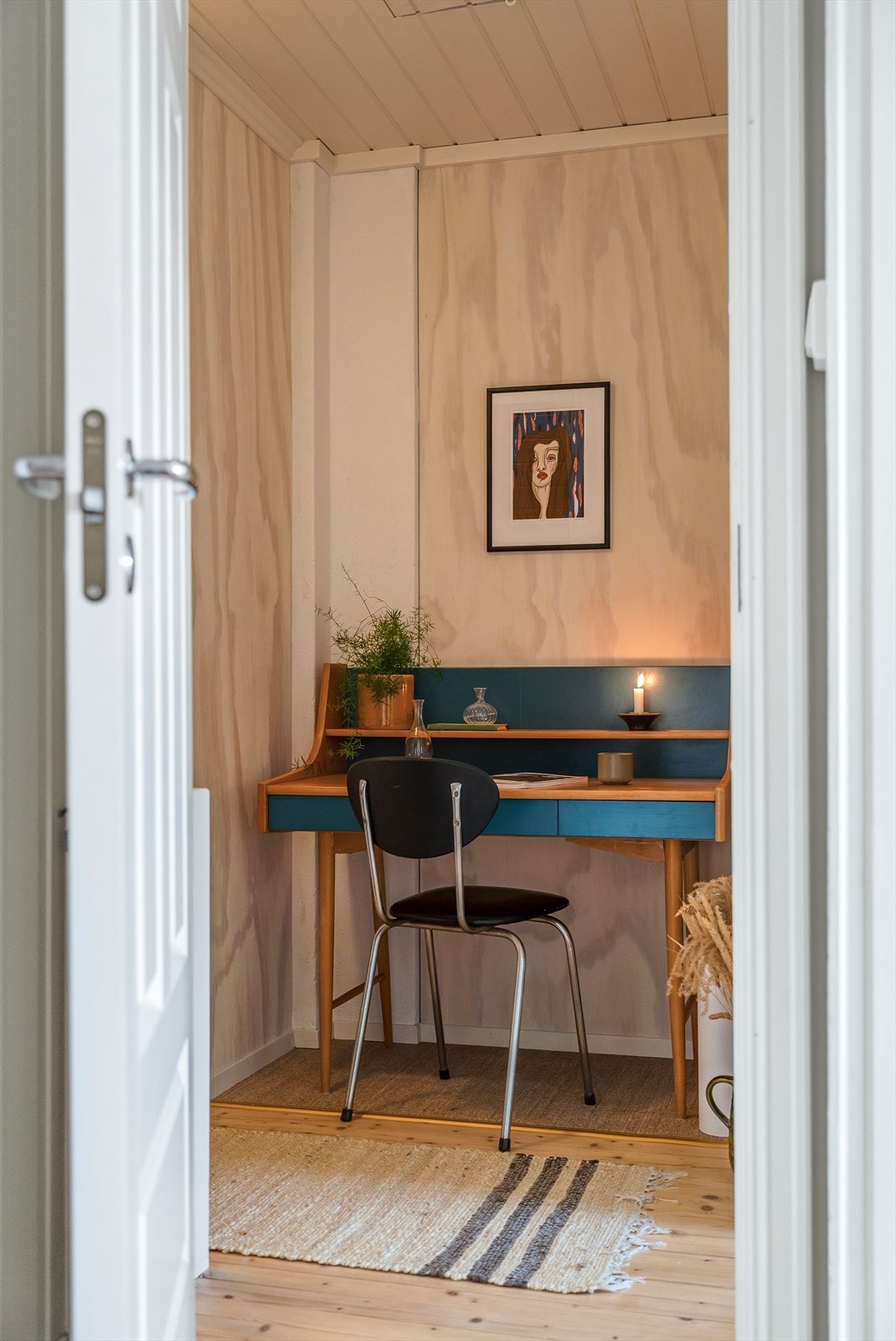 En smart utnyttet krok gir plass til en liten arbeidsstasjon. Galleribilde