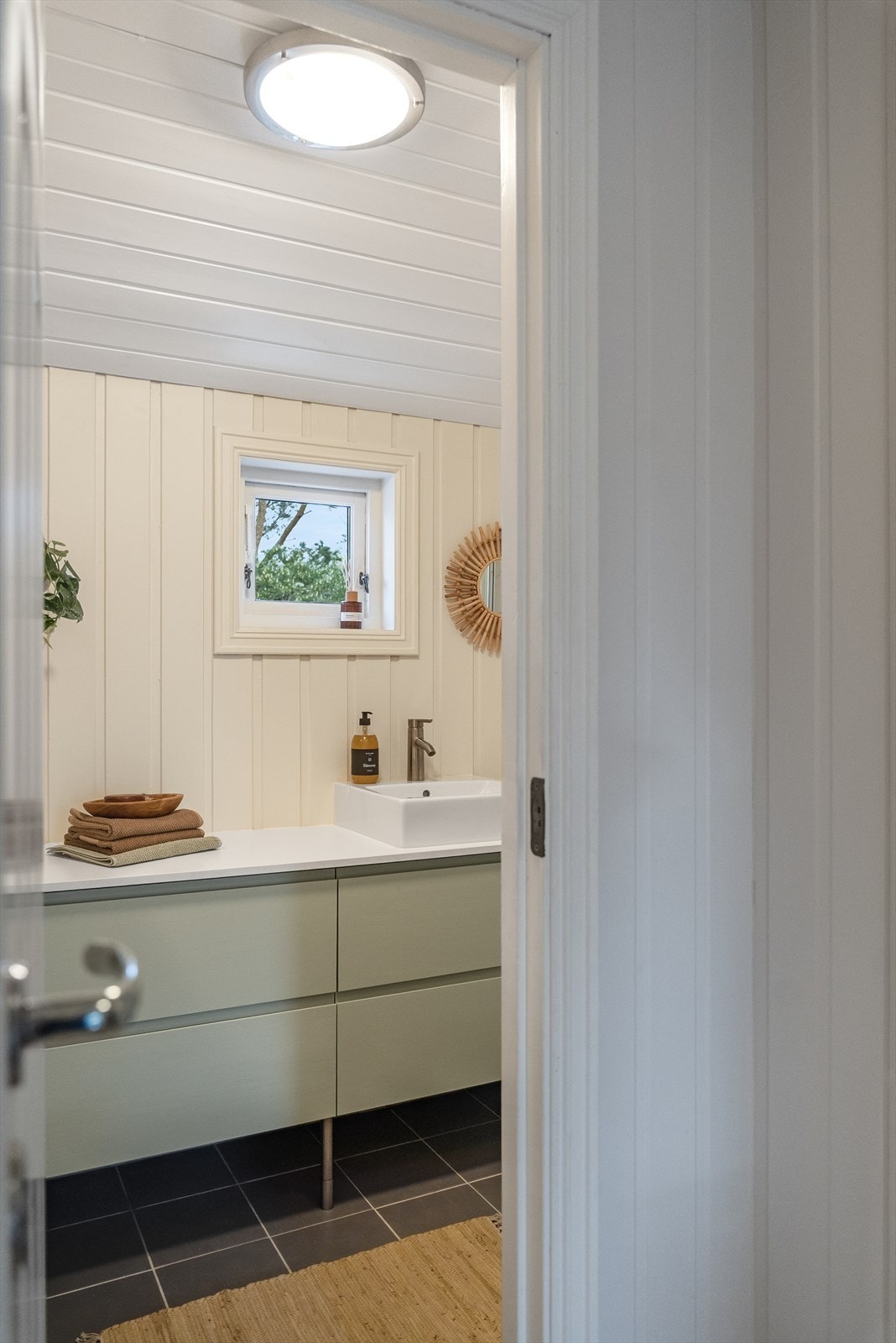 Badet i andre etasje har fliser på gulv og i dusjsonen. Galleribilde