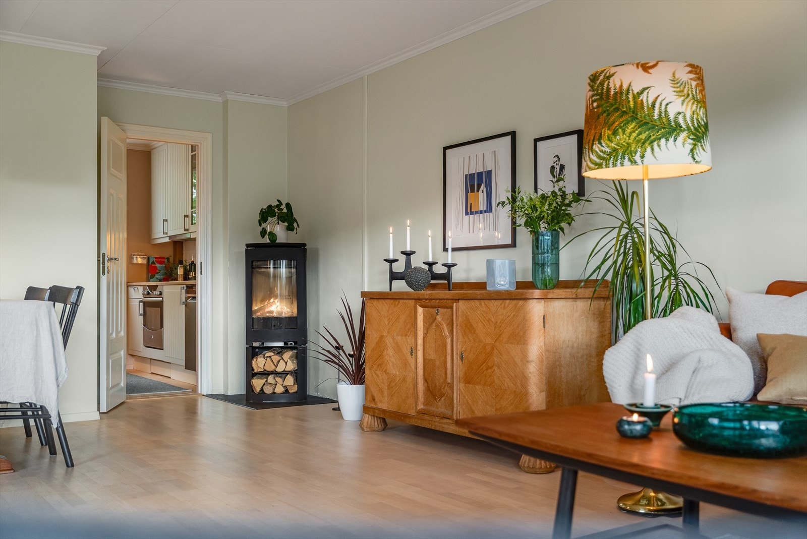 En vedovn av nyere dato gir ekstra varme og en hyggelig atmosfære. Galleribilde