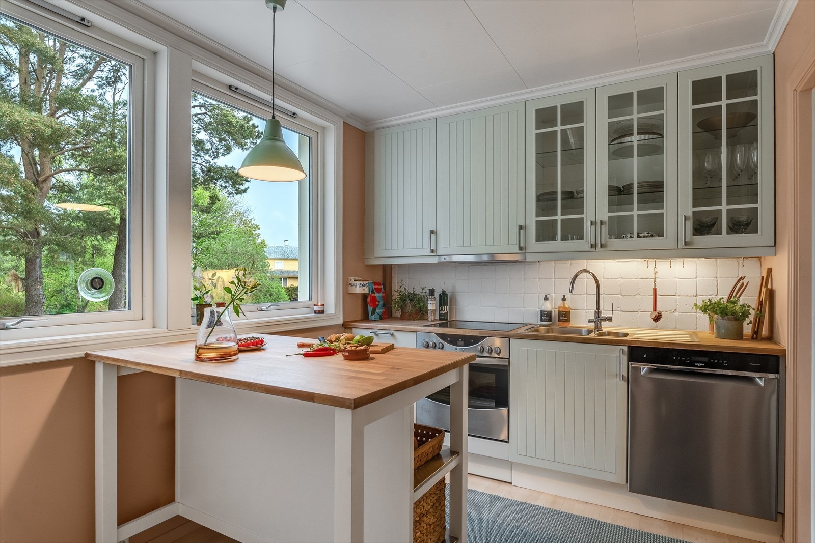 Kjøkkeninnredning med profilerte fronter og benkeplate i heltre eik. Galleribilde