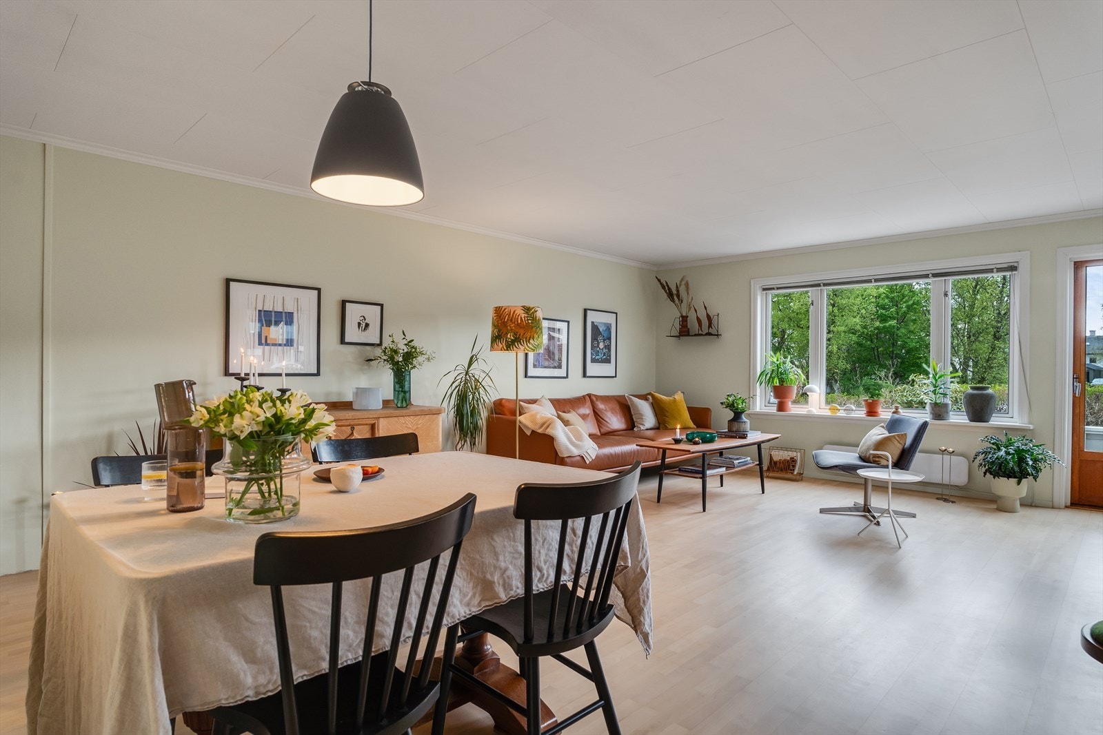 God plass til en egen spisesone i tilknytning til stuen. Galleribilde
