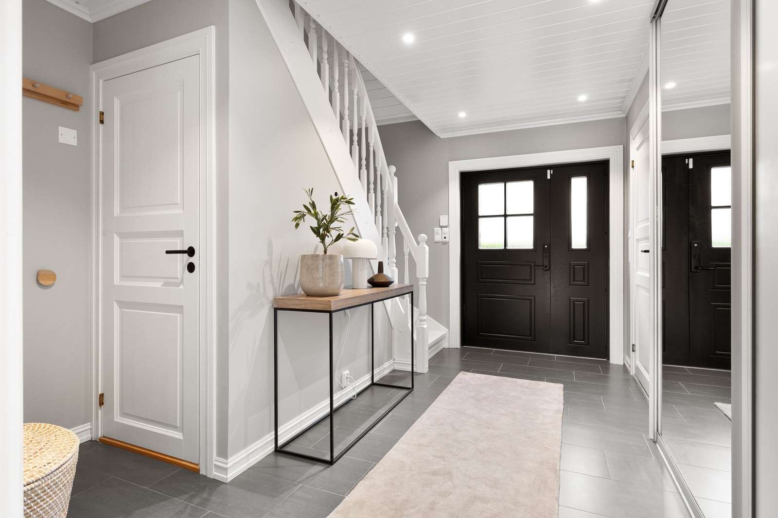 Stor garderobe i hall Galleribilde