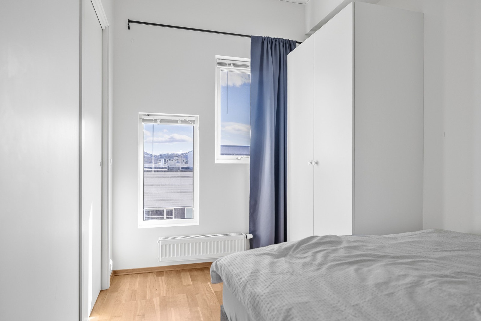 Det er plass til et garderobeskap. Galleribilde
