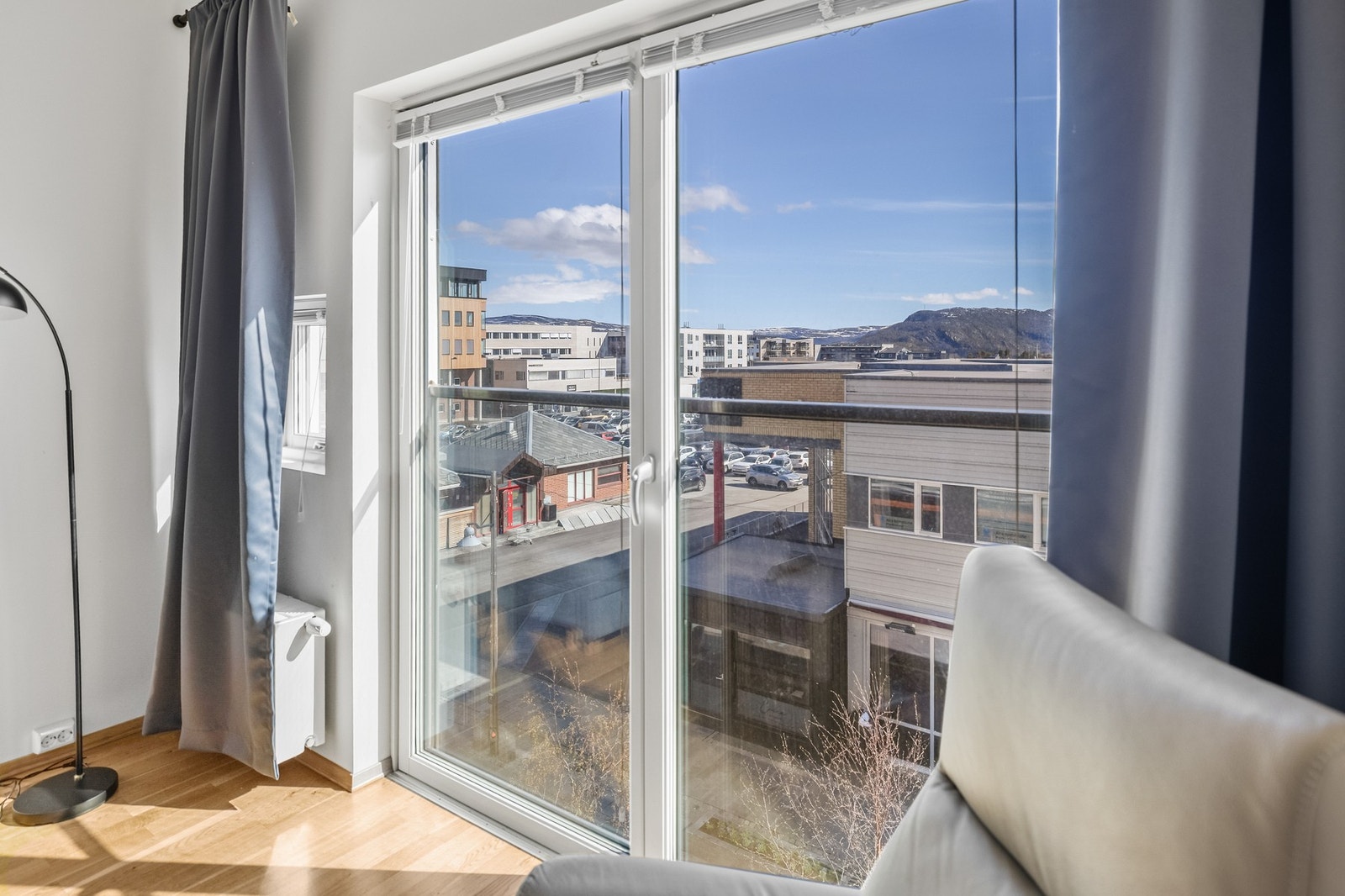 Fra stue er det utgang til en trivelig balkong. Galleribilde