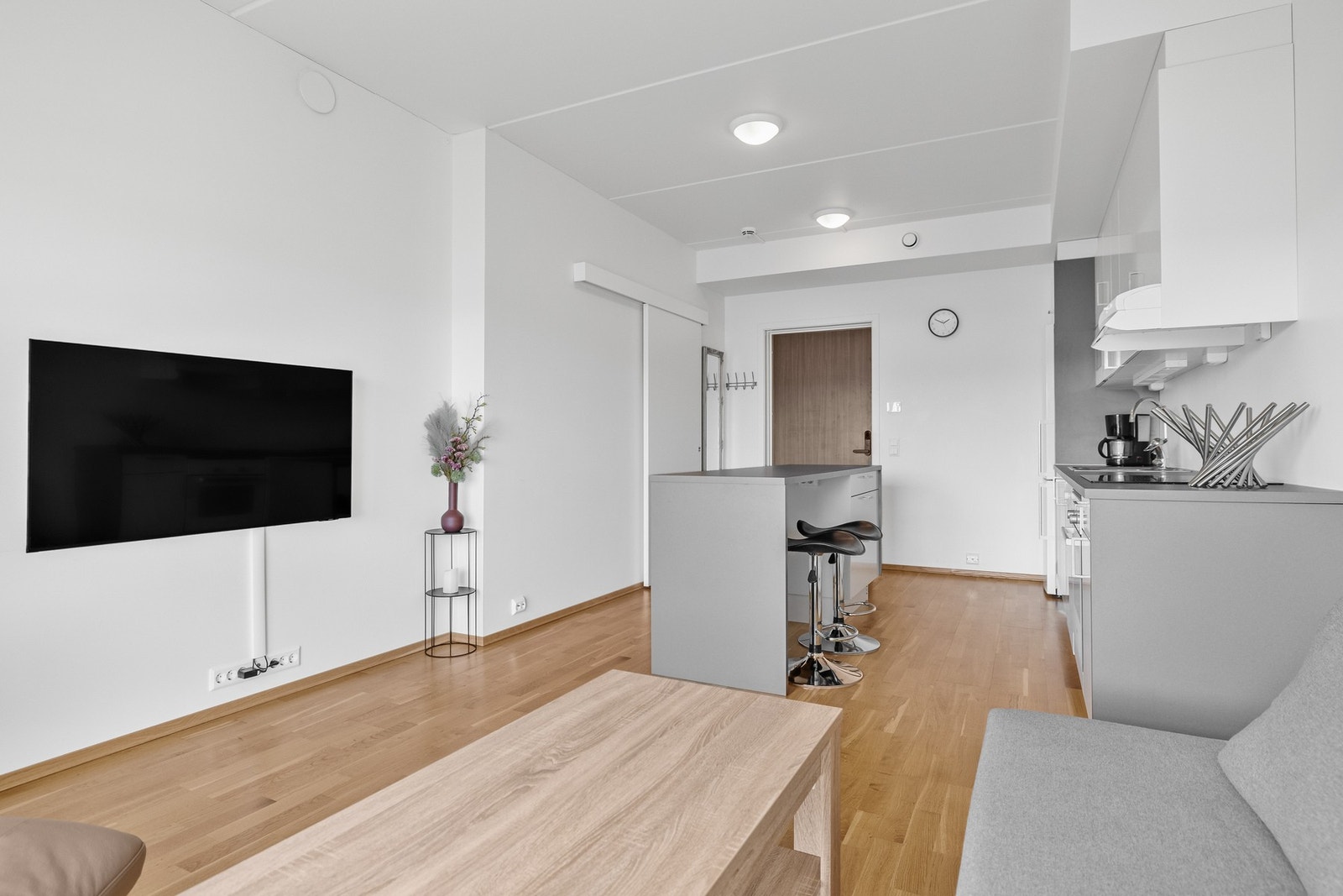 Det er plass til en sofa og TV med tilhørende møblement. Galleribilde