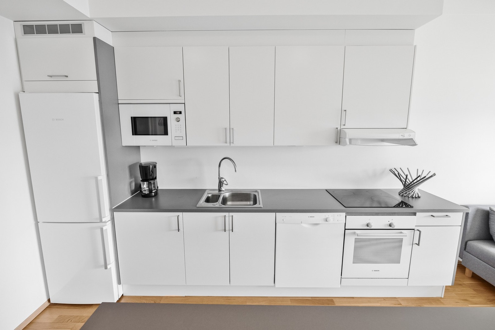Innredningen har glatte fronter og benkeplate med laminert overflate. Galleribilde