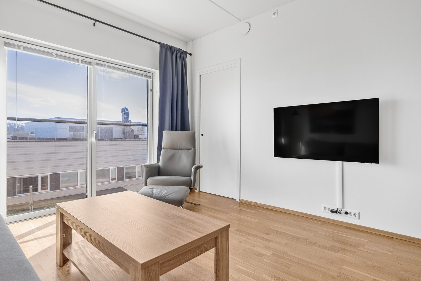 Stuen har store vindusflater som gir rikelig med naturlig lysinnslipp. Galleribilde