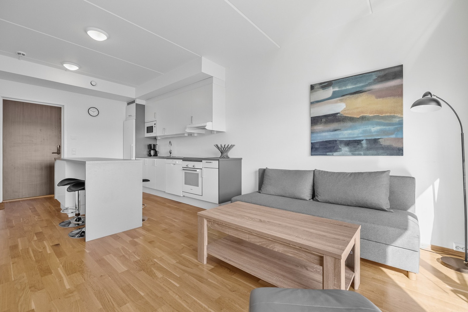 Det er integrert stekeovn, platetopp og mikrobølgeovn, og frittstående oppvaskmaskin og kjøleskap med fryser. Galleribilde