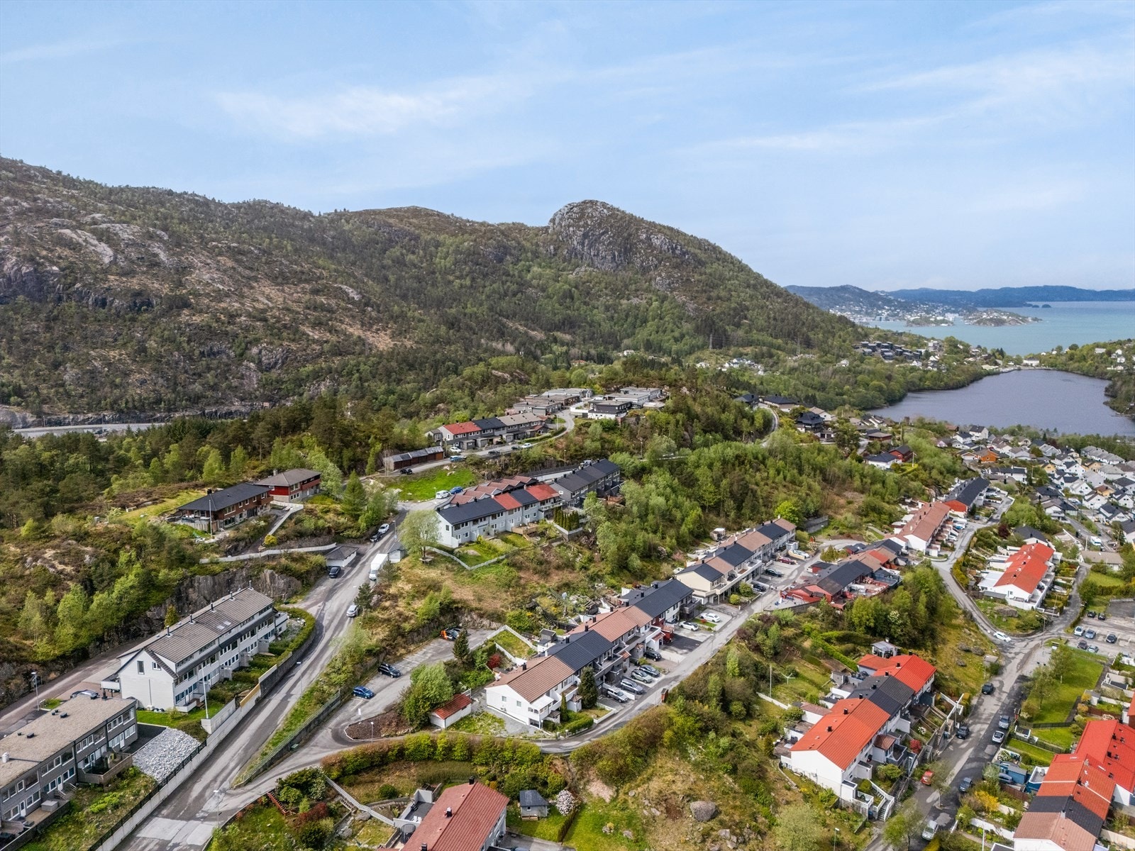 Gangavstand til buss, lekeplasser, badeplass og flotte turområder Galleribilde