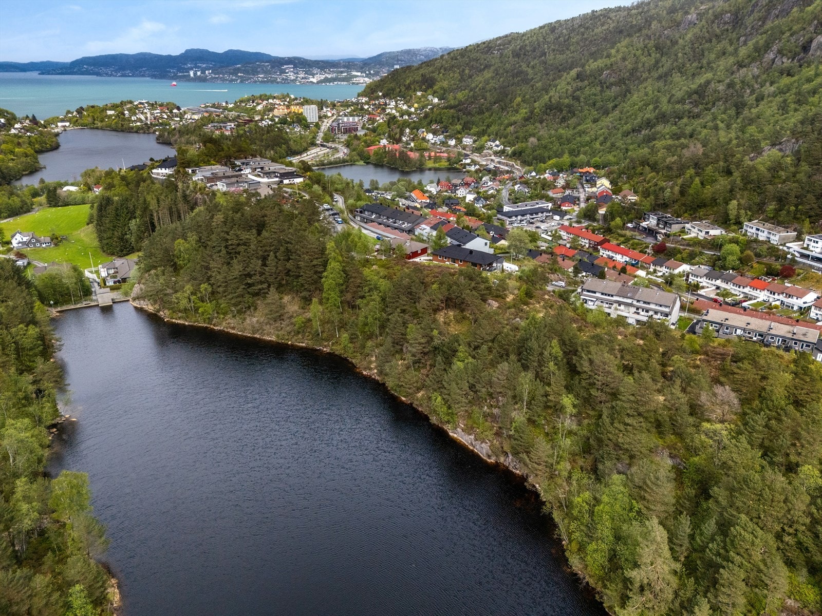 Ca. 8 min. kjøring til Bergen sentrum. Ca. 12-15 min. kjøring til store arbeidsplasser på Sandsli, Kokstad og Flesland Galleribilde