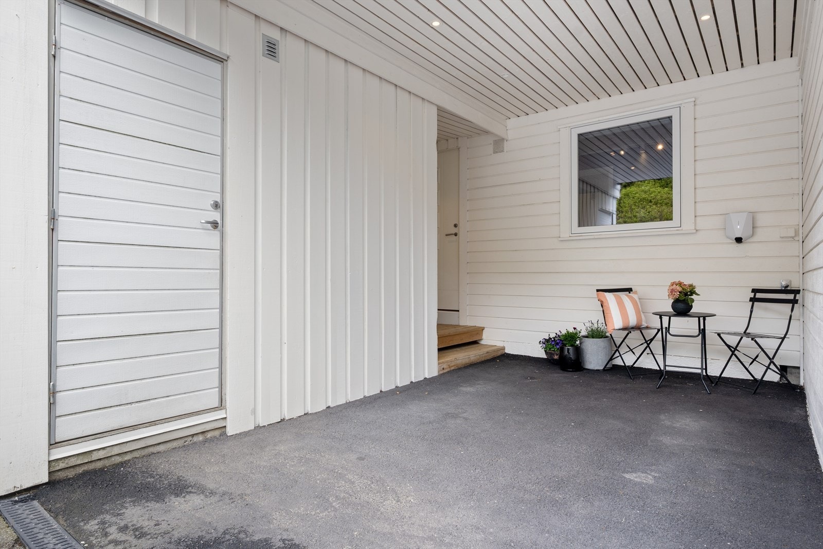 Carport med el-bil lader og 5 kvm. utvendig bod Galleribilde