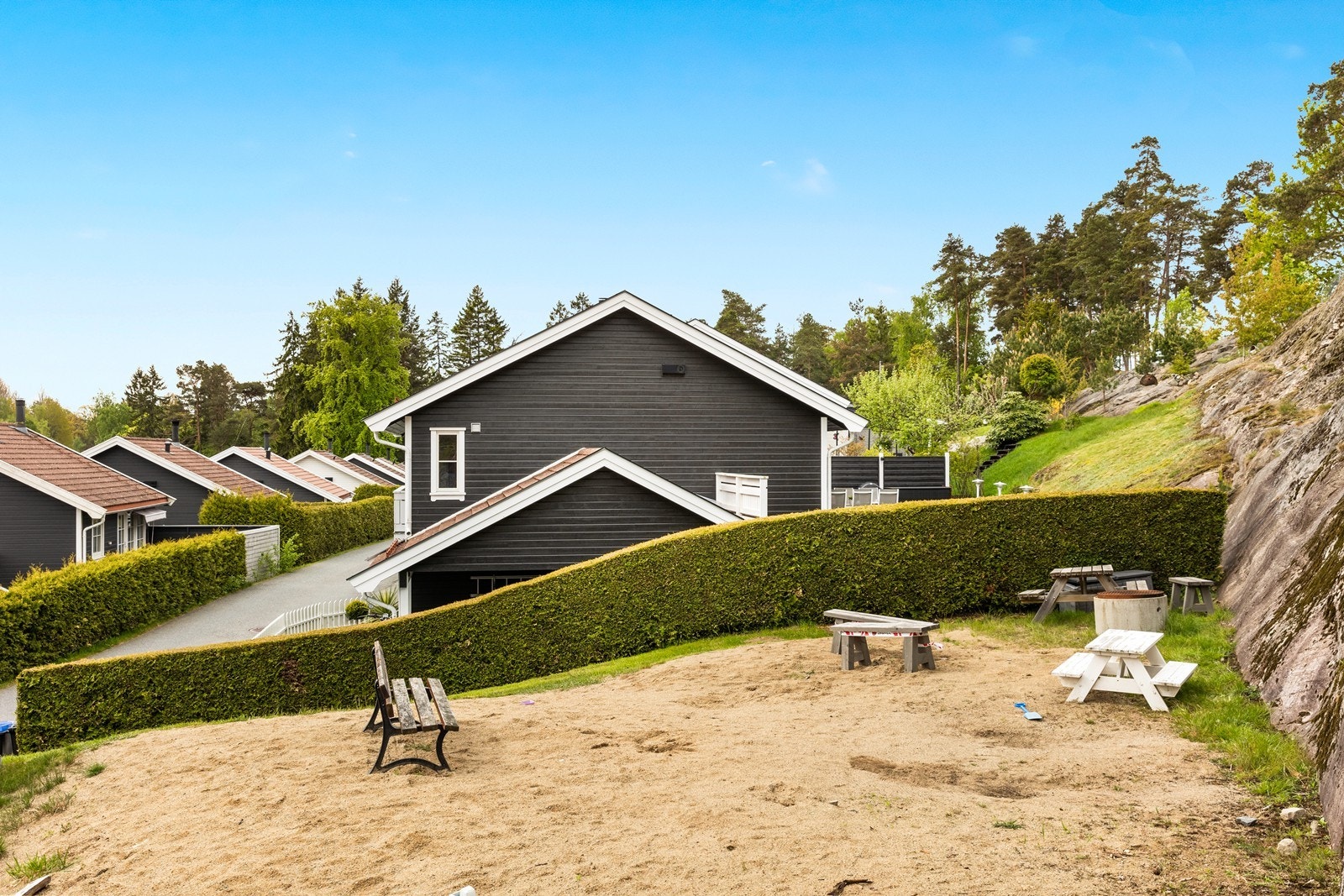 Tilliggende område mot nord er regulert til friområde med skjermende hekk. Galleribilde