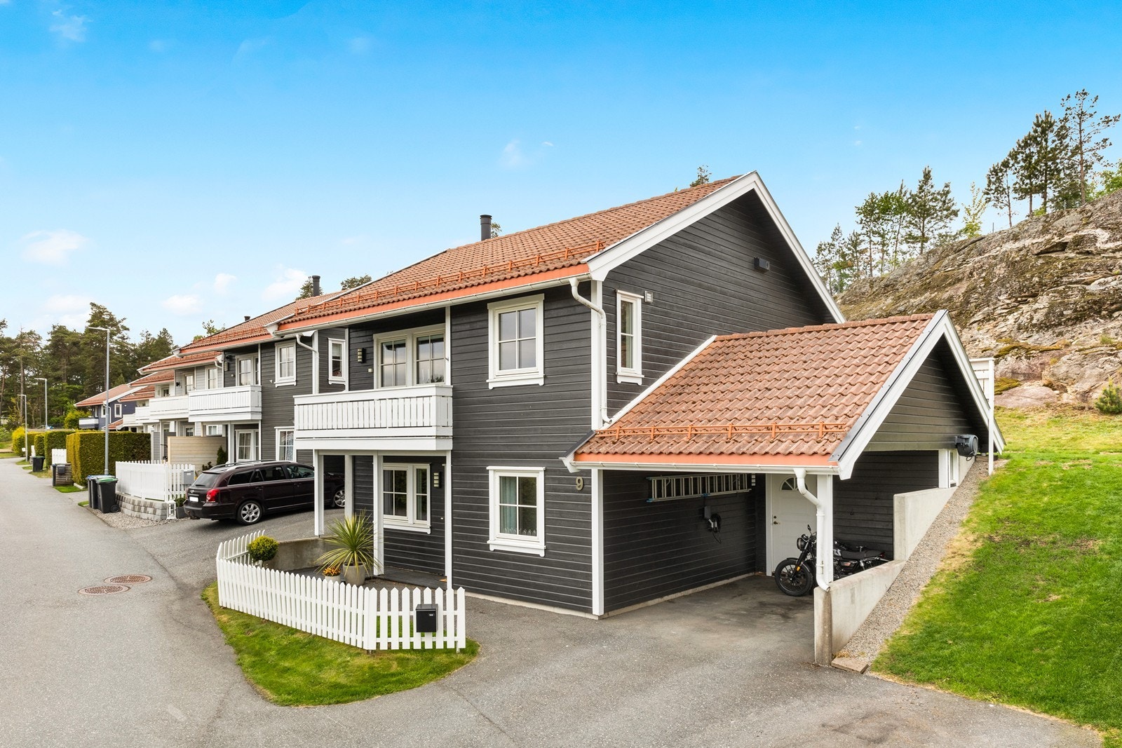 Familievennlig planløsning over to plan med carport der det er montert både elbillader og elektrisk vinsj til lagingsloft. Galleribilde
