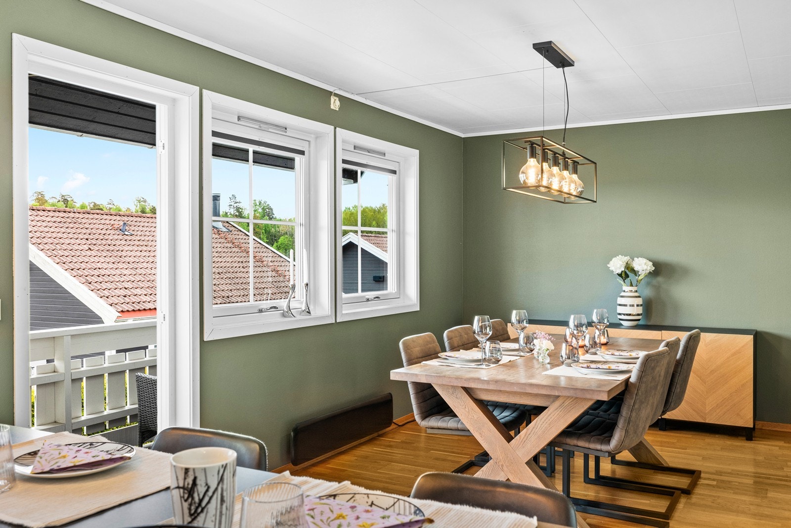 Kjøkkenet ligger i åpen løsning mot spisestuen, men virker likevel adskilt med en praktisk halvøy. Galleribilde