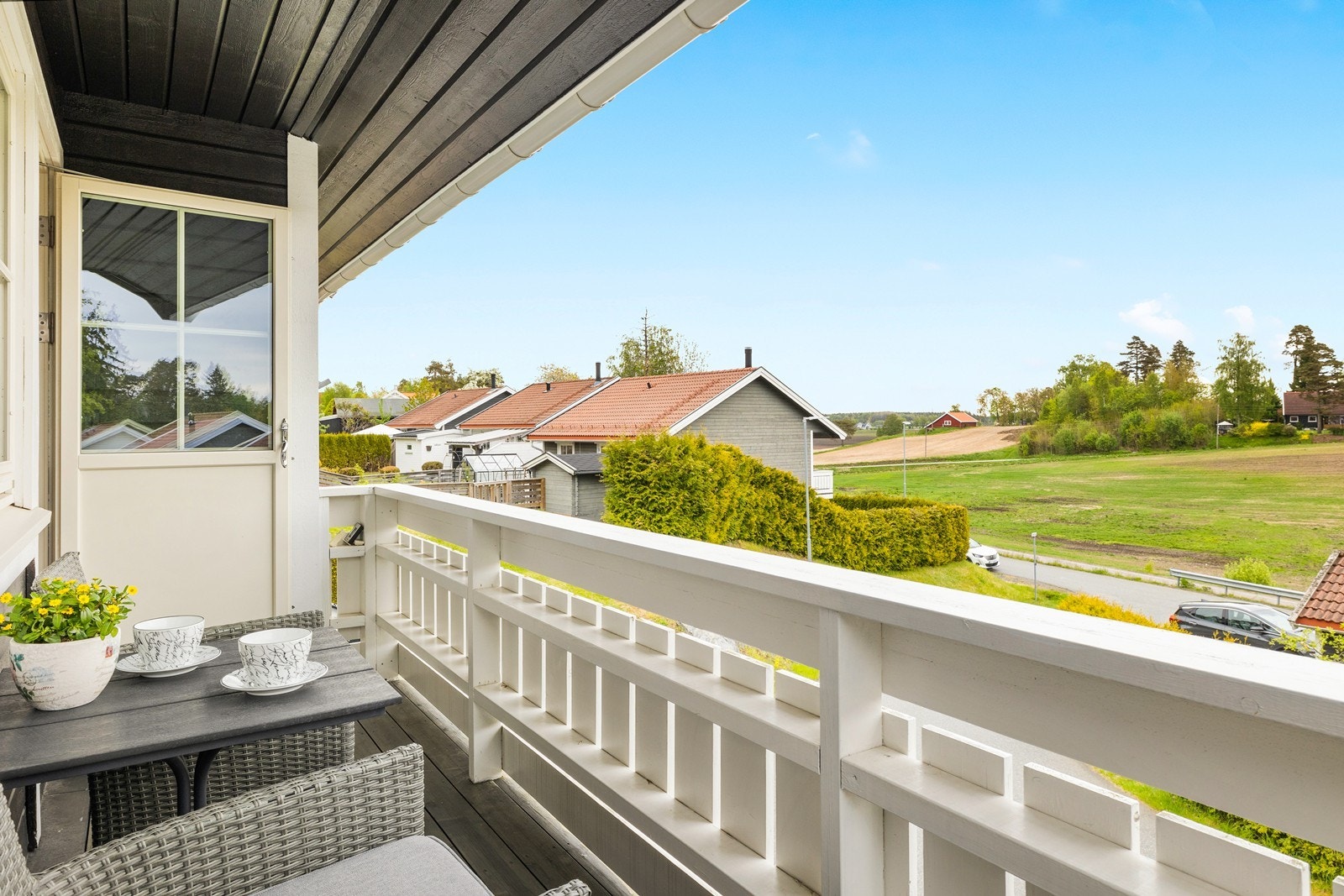 Østvendt veranda byr på morgensol med landlig utsyn. Galleribilde