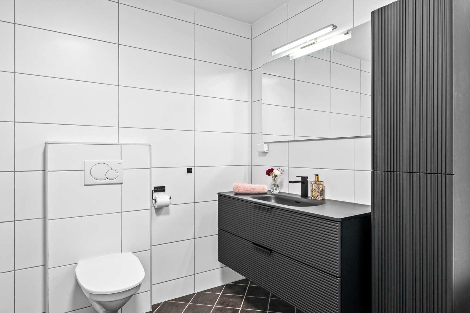 Badet fikk ny innredning i 2026 med bla. a. bred skuffeseksjon med nedfelt servant og høyskap for oppbevaring. Galleribilde