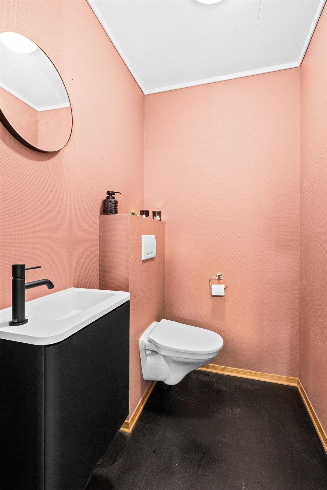 Vegg-i-vegg med badet er et praktisk toalettrom innredet med servantskap og toalett - perfekt ved besøk og i en travel hverdag! Galleribilde