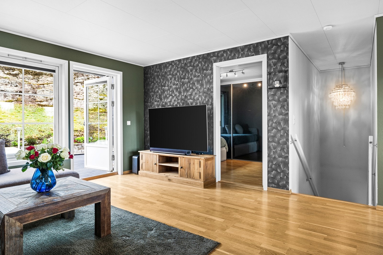 Boligen har balansert ventilasjon med nytt anlegg fra 2021. Fra stuen er det adkomst til hovedetasjens soverom. Galleribilde