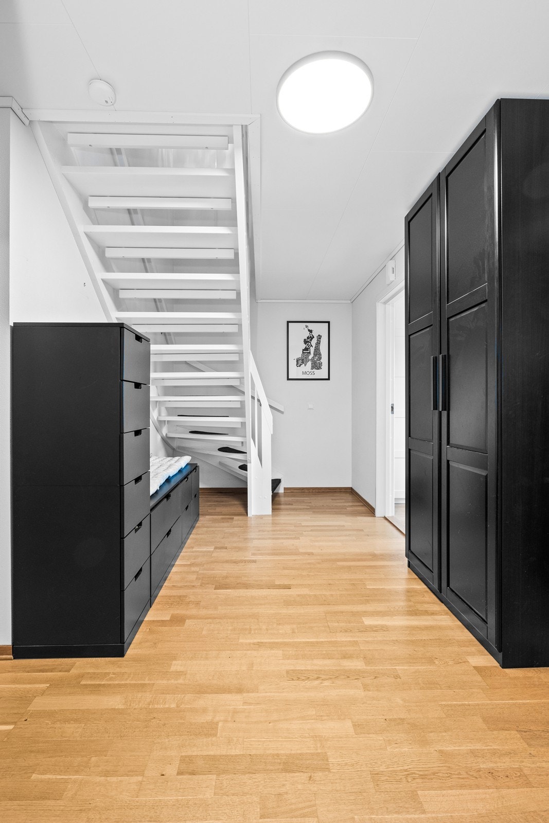 Gangen i sokkeletasje har gulvvarme og gir plass til garderobe- og oppbevaringsmøbel. Galleribilde