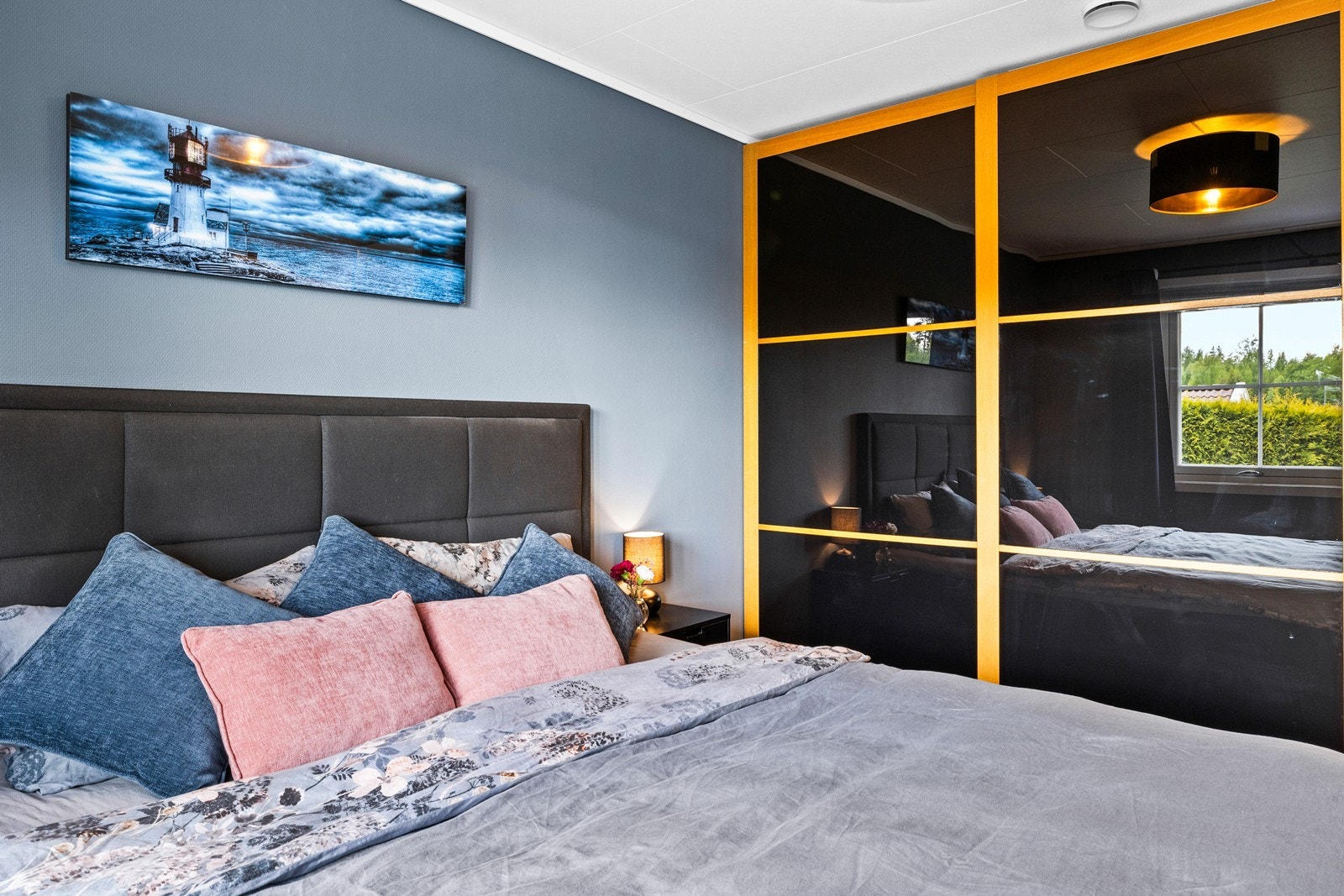 Dagens hovedsoverom har skyvedørsgarderobe. Galleribilde