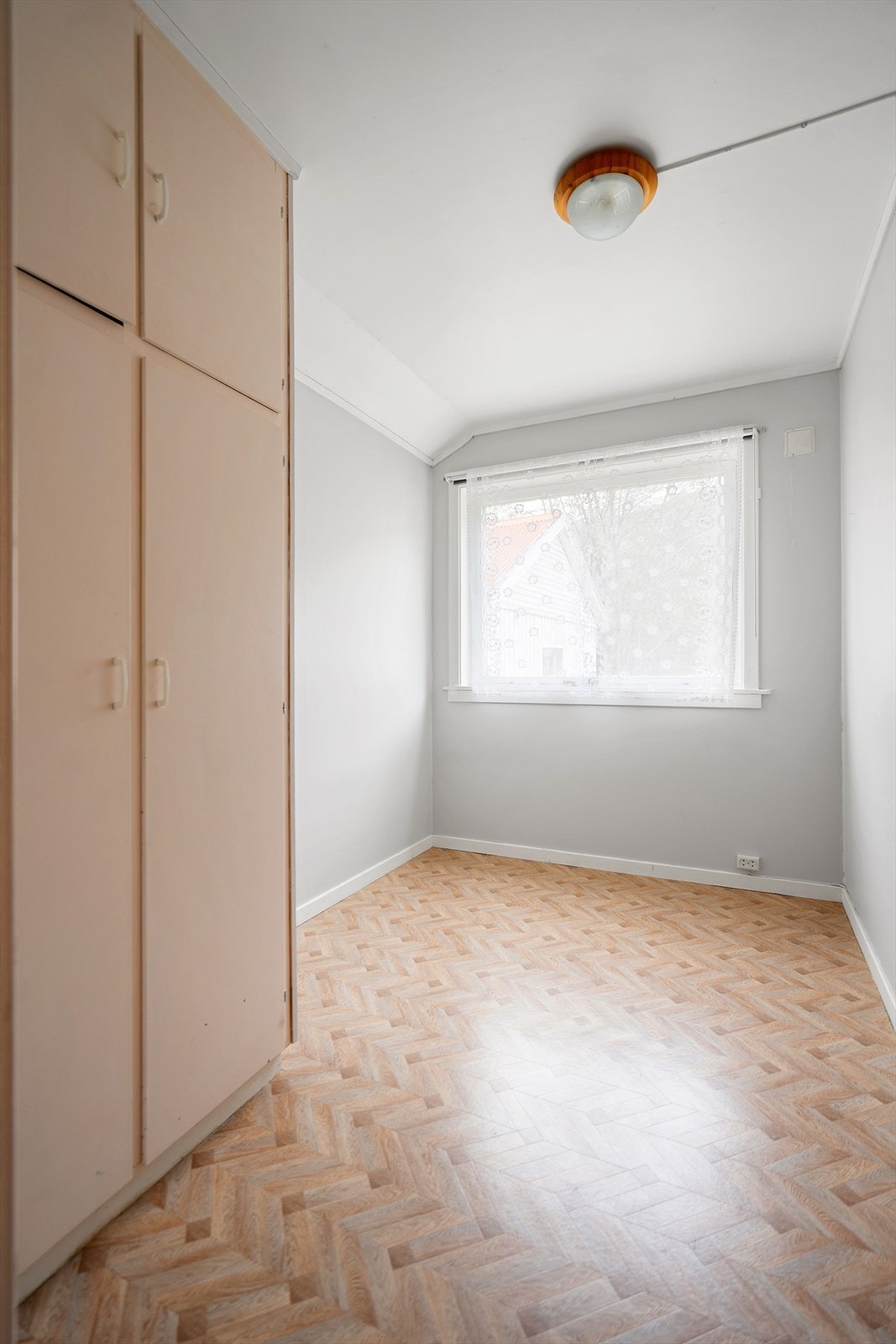 Soverom 2- Lyst rom med plassbygd garderobeskap. Galleribilde