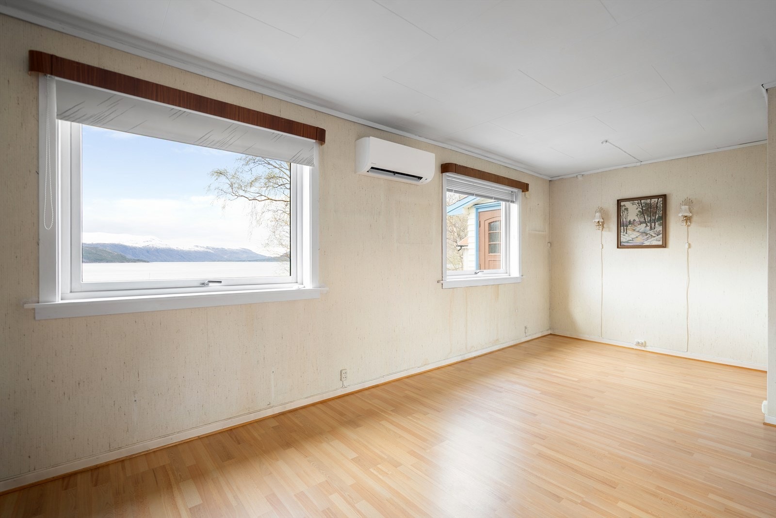 Her er det god plass for spisebord til hele familien. Tenk deg å nyte et måltid med denne utsikten! Galleribilde