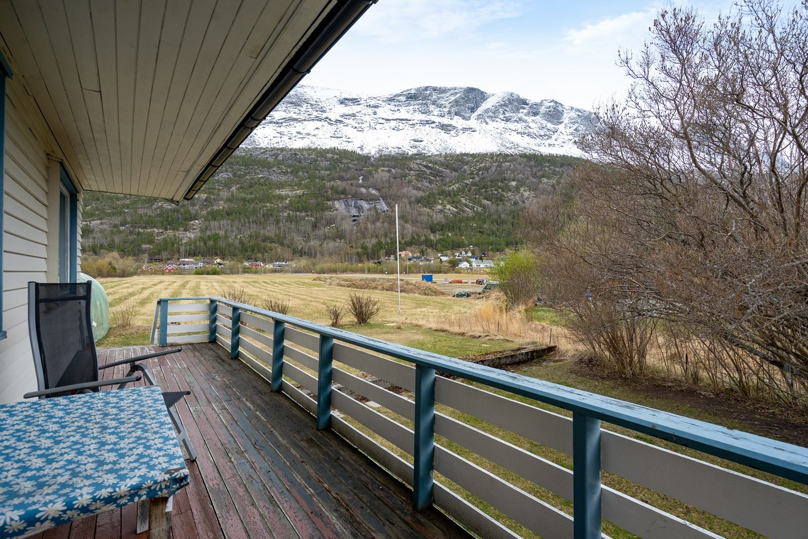 Veranda med god plass for utemøbler, denne er delvis overbygd så her kan du nyte frisk luft selv i regnvær. Galleribilde