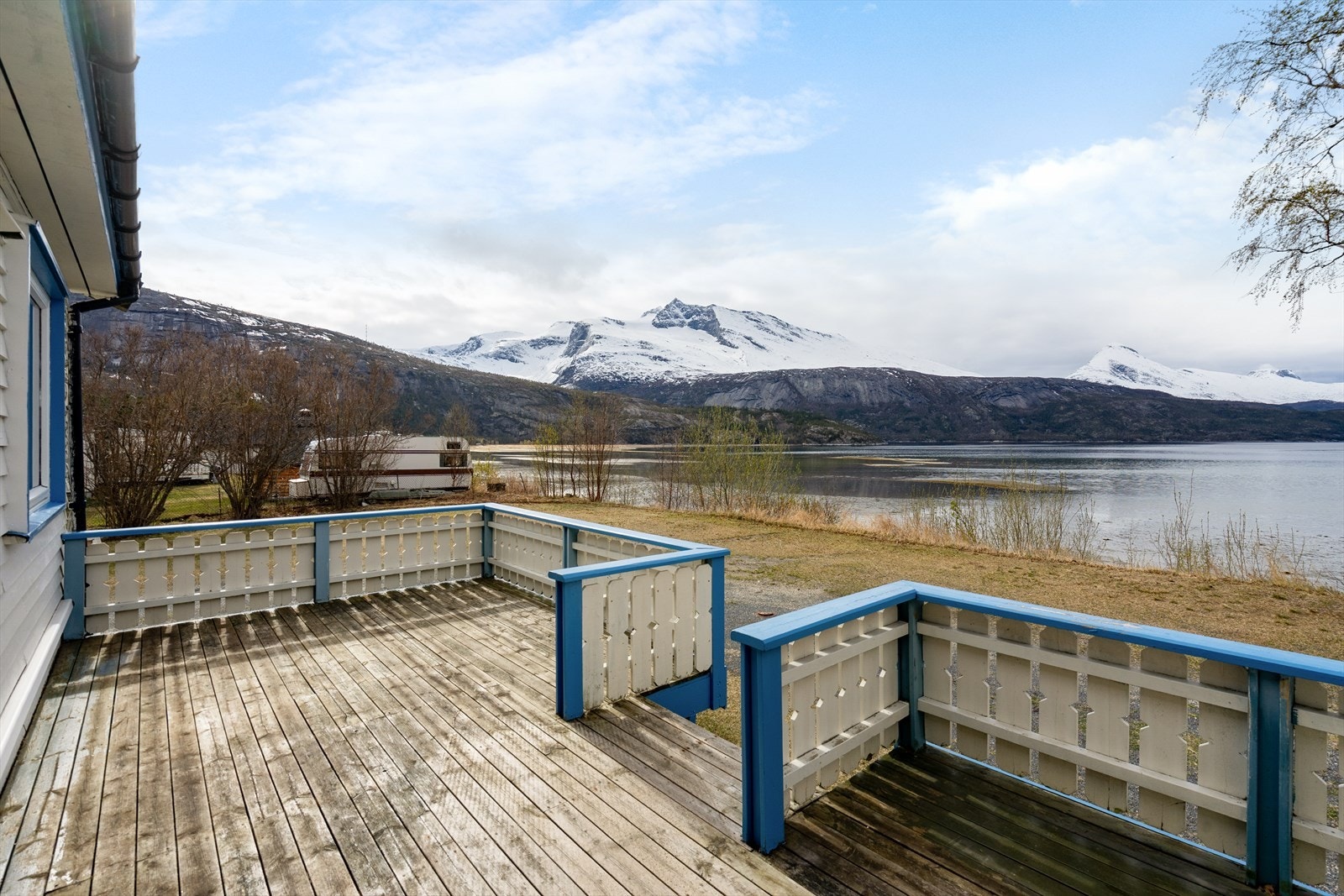 Altan i front. Her kan du nyte en helt eksepsjonelt utsikt og nærhet til sjøen. Galleribilde