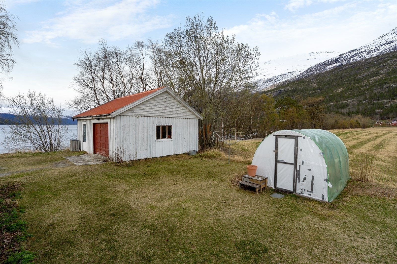 Drivhus og garasje. Galleribilde
