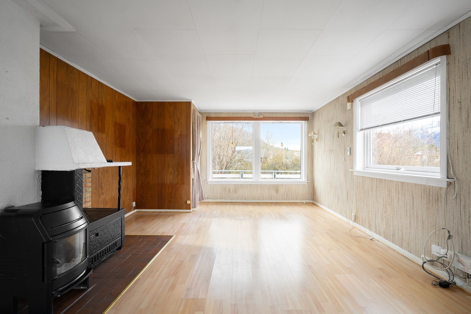 Stuen har både vedfyring og peis og et stort potensiale Galleribilde