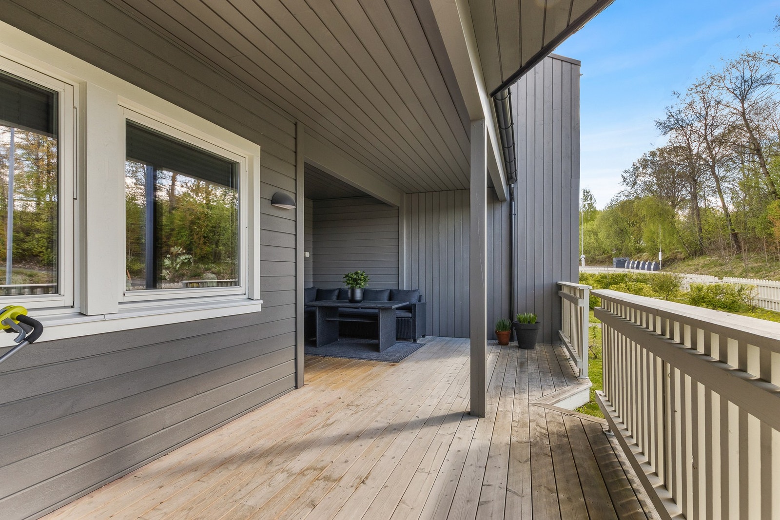 Romslig veranda med gode møbleringsmuligheter. Galleribilde