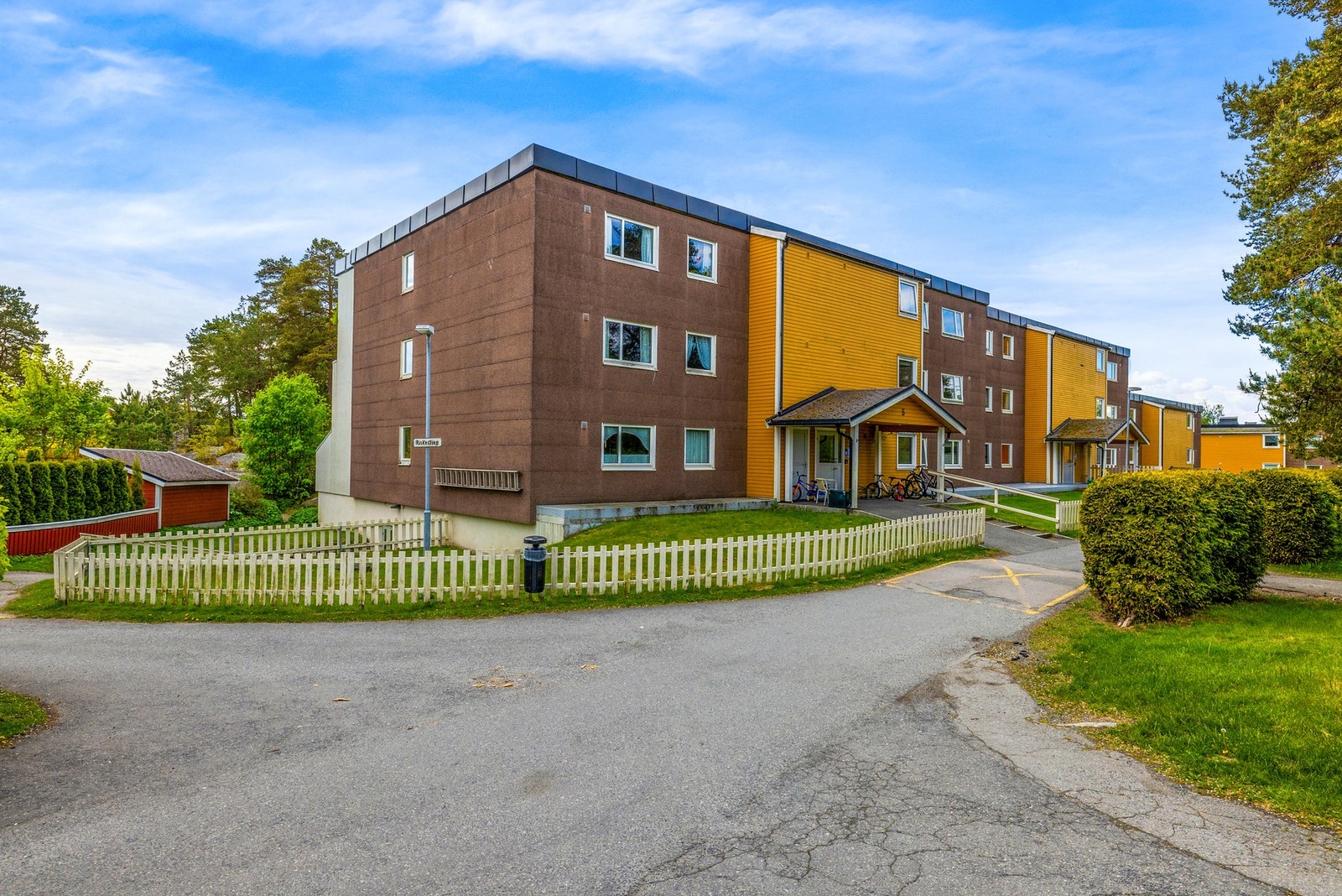 Leiligheten er en del av Solliskogen borettslag som er både veldrevet og velholdt Galleribilde