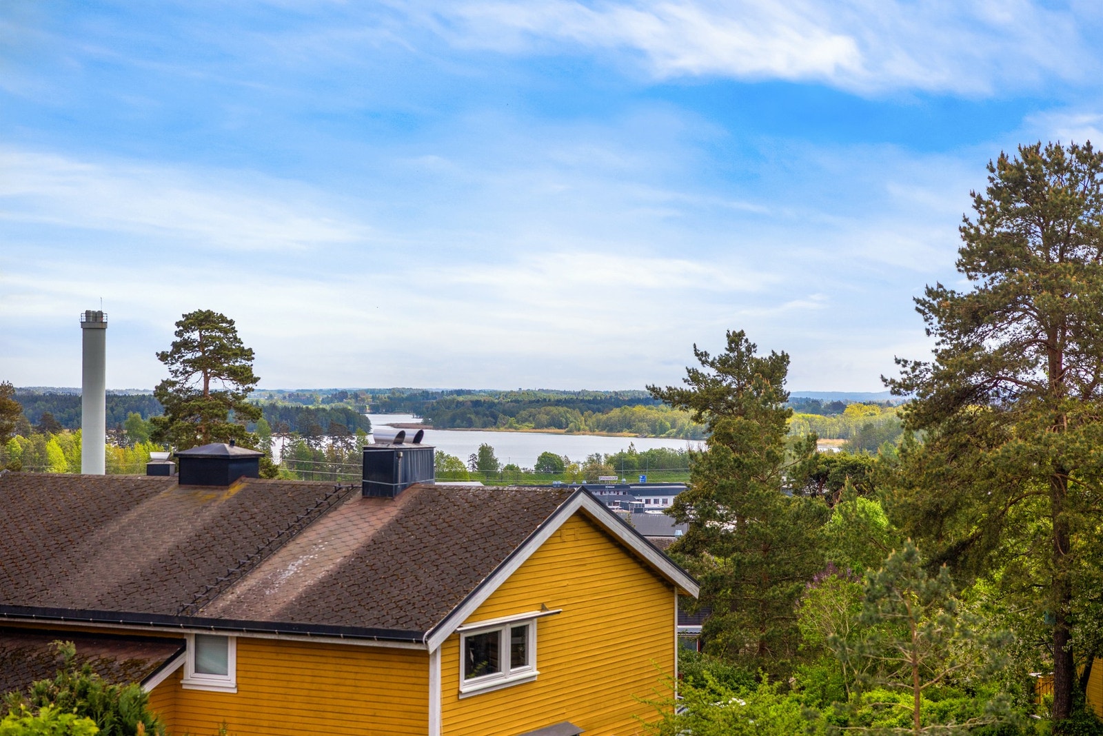 Fra balkongen har du utsyn mot grøntområde samt mot Vansjø Galleribilde