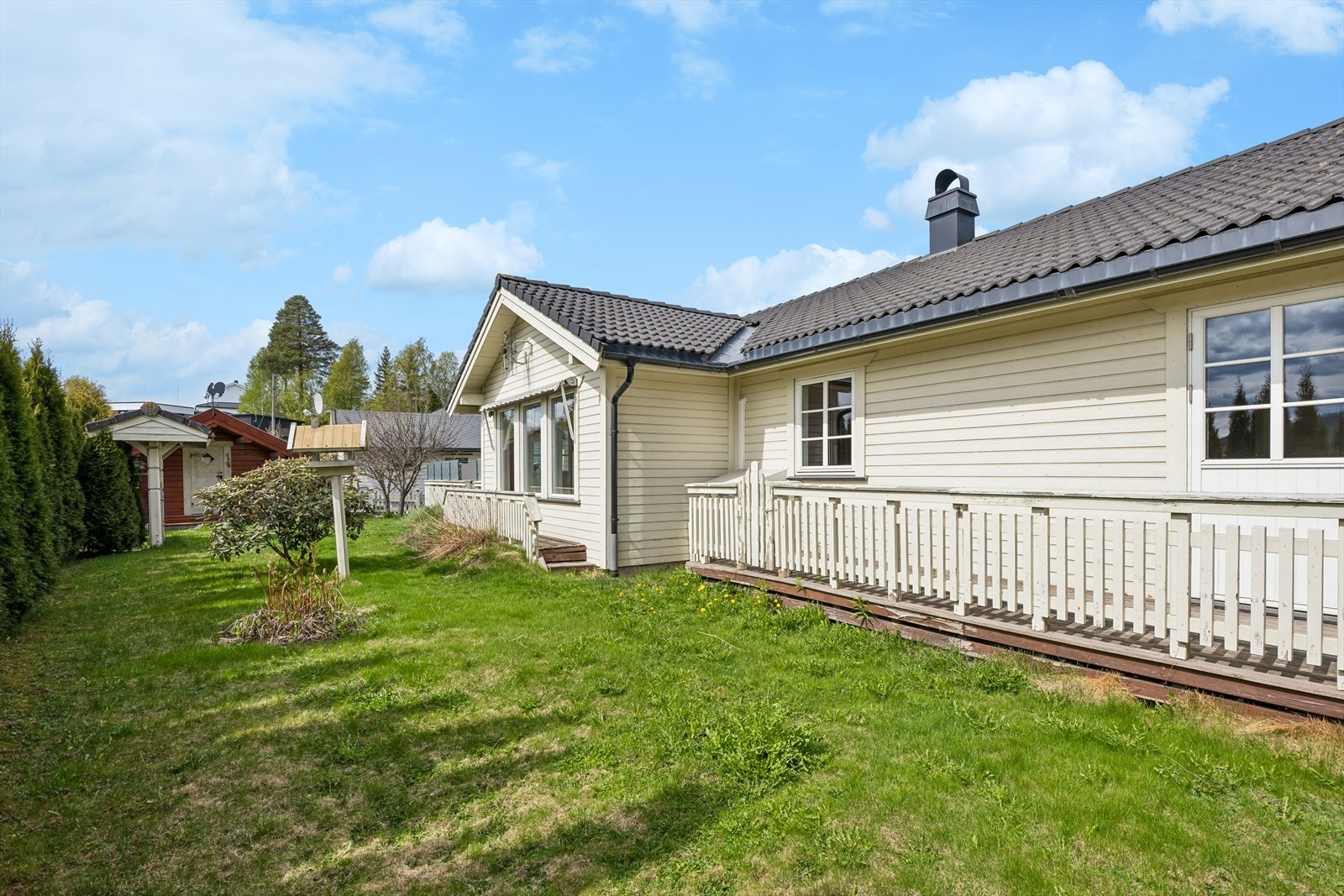 Hagen omkranser boligen og gir flere fine uteplasser. Galleribilde