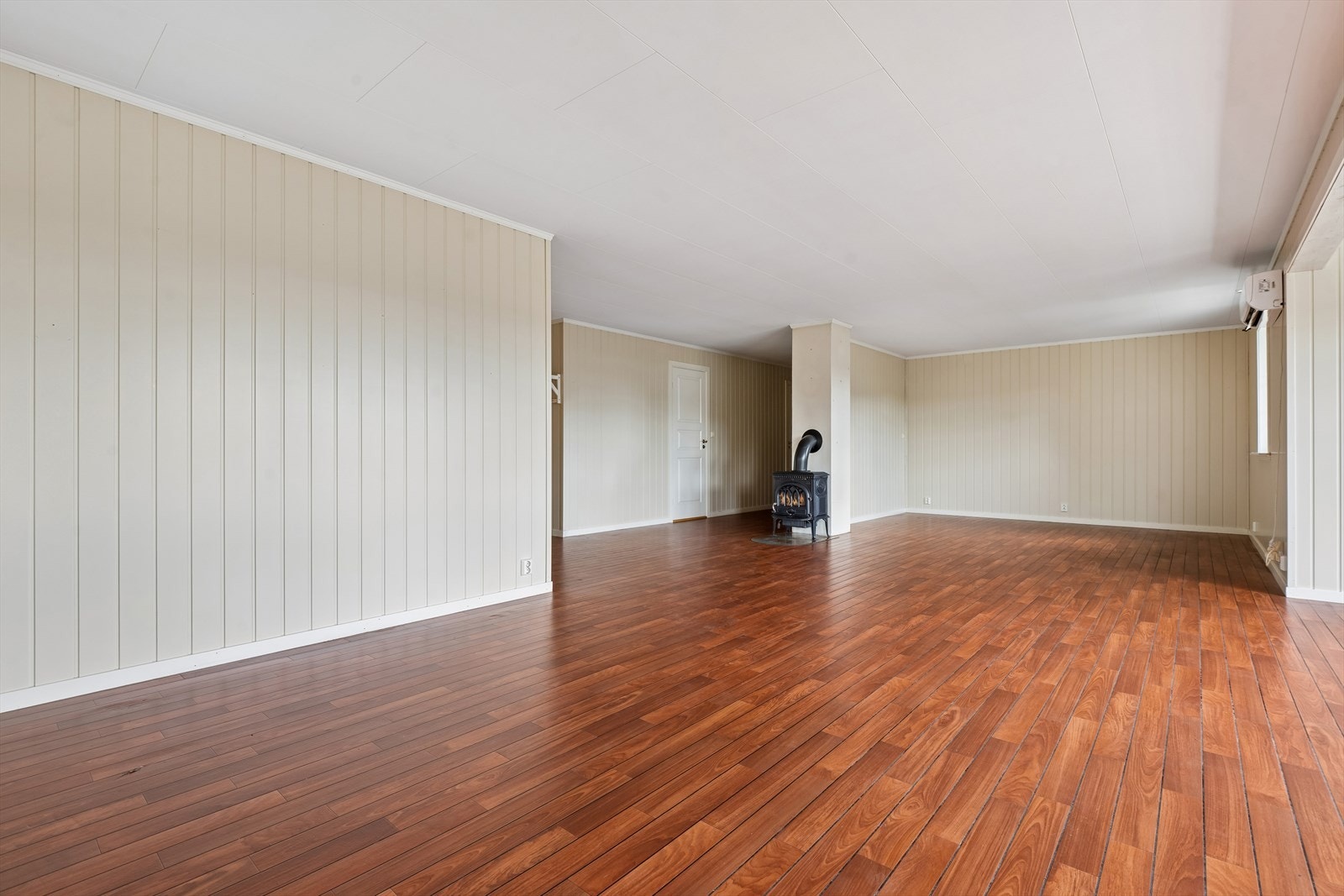Rommet gir fleksible møbleringsmuligheter for både sofagruppe og spisebord. Galleribilde