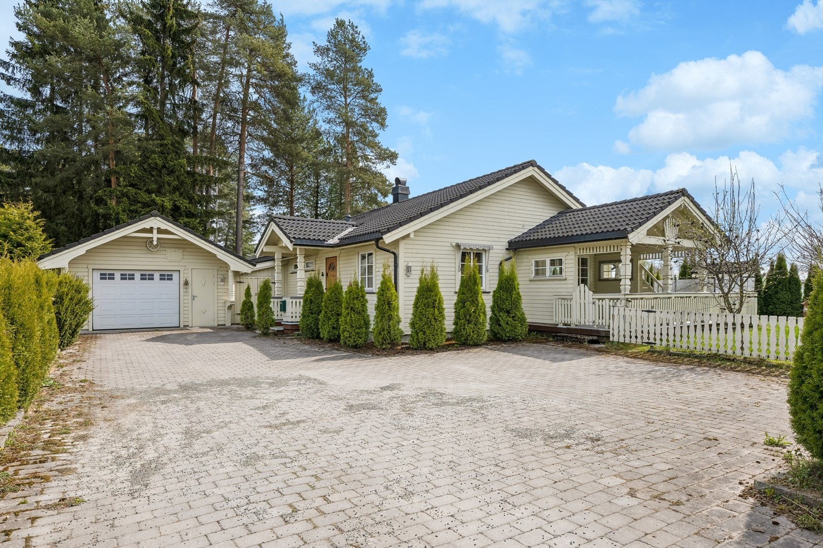 Romslig, frittstående garasje med fjernstyrt portåpner, lys og strøm. God plass til parkering på gårdsplassen. Galleribilde