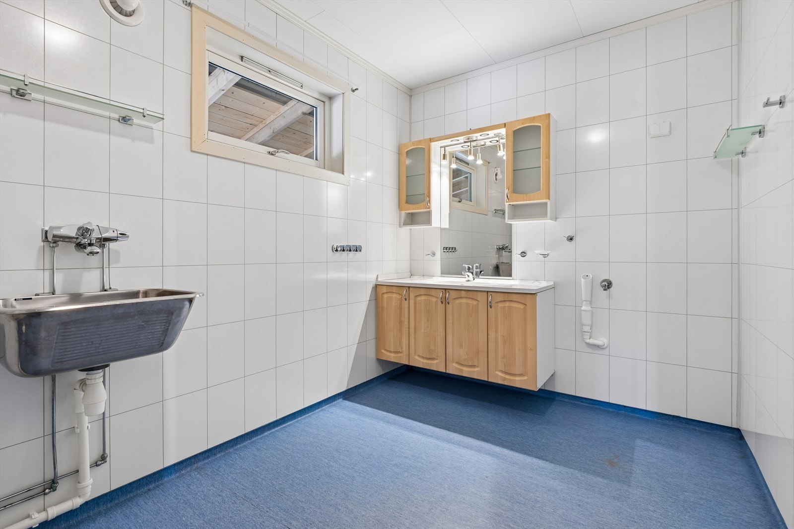 Rommet er utstyrt med elektriske varmekabler i gulvet, dusjhjørne og opplegg for vaskemaskin. Galleribilde