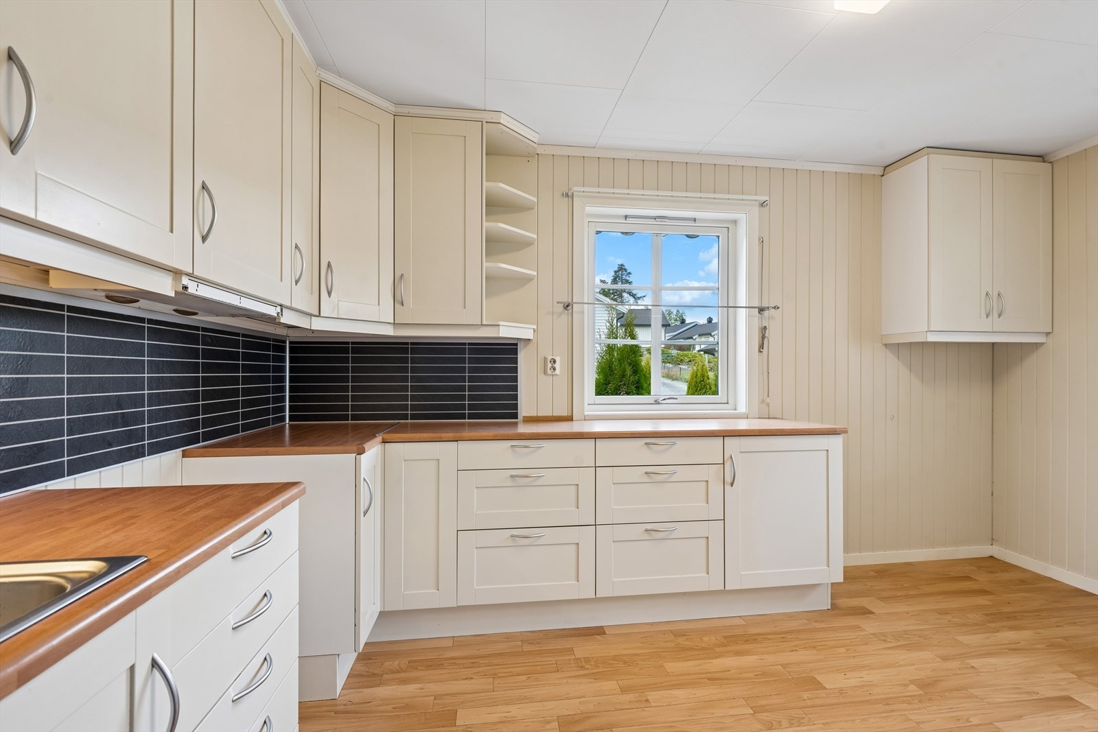 Kjøkkenventilator med avtrekk ført ut sikrer godt inneklima under matlagingen. Galleribilde