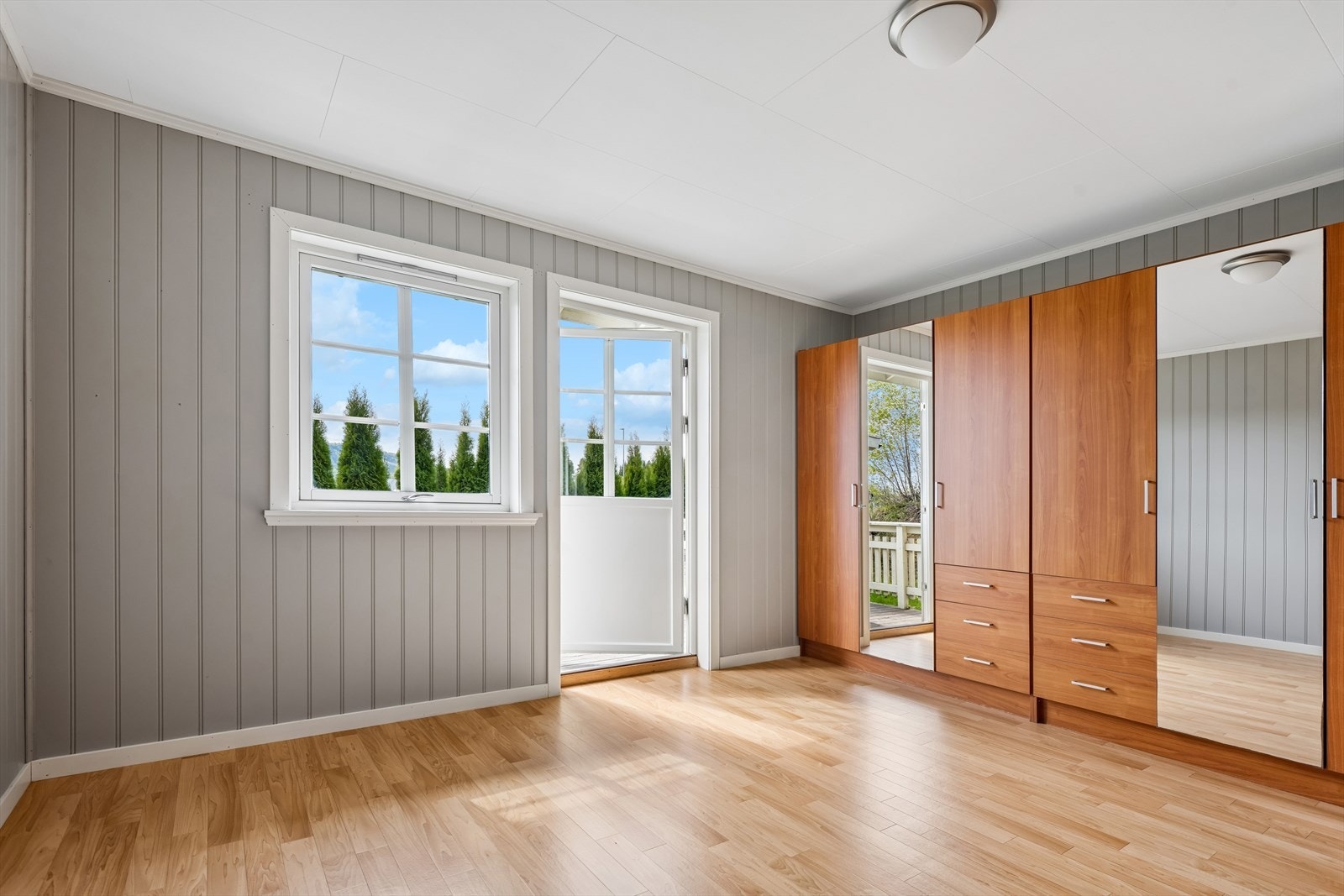 En terrassedør med isolerglass gir både lys og enkel tilgang til uteområdet. Galleribilde
