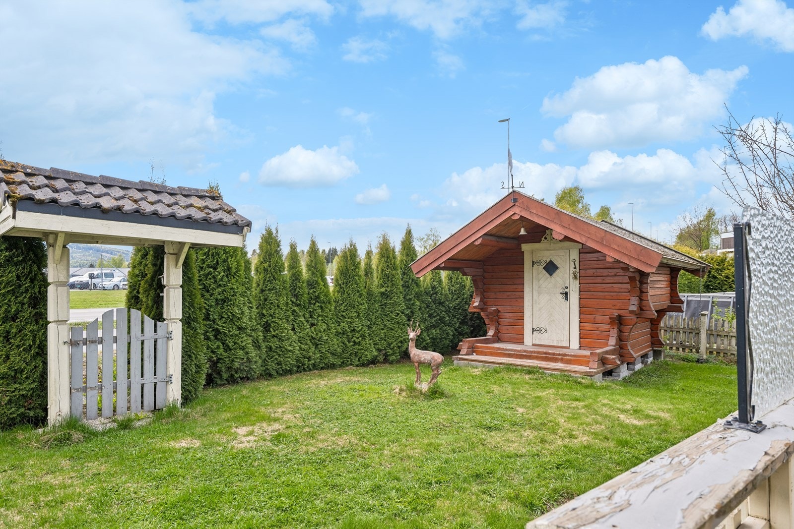 På tomten står et sjarmerende, laftet uthus fra 2018, egnet for lagring. Galleribilde