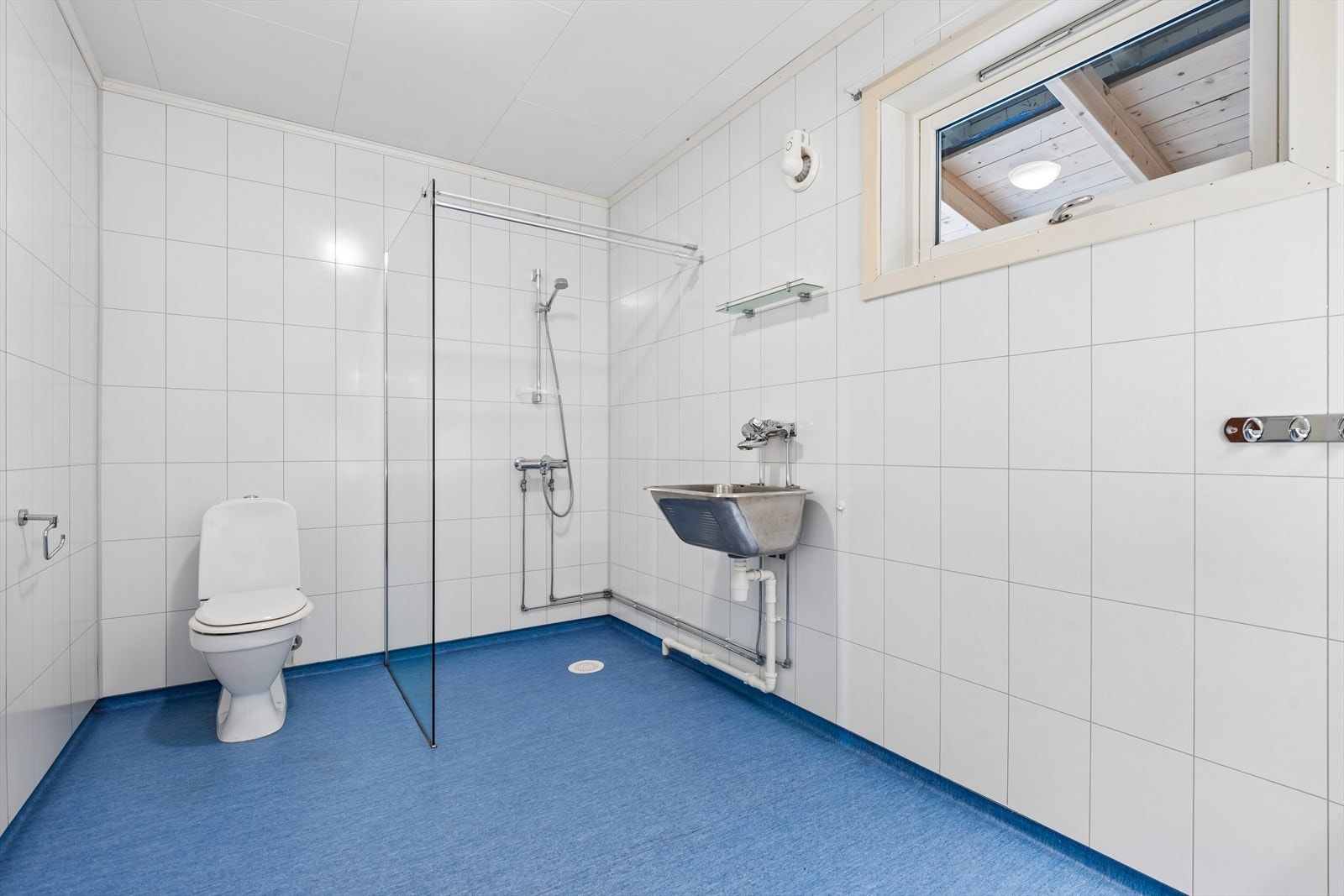 Badet er fra byggeåret og har vinylbelegg på gulv og baderomsplater på veggene. Galleribilde
