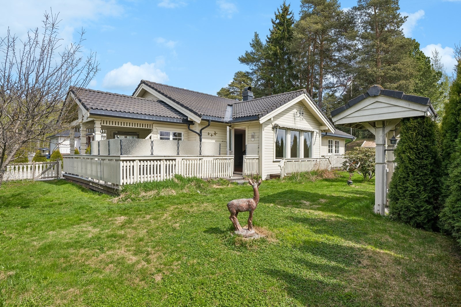 Enebolig fra 2006 med liggende bordkledning og tak tekket med betongtakstein. Galleribilde